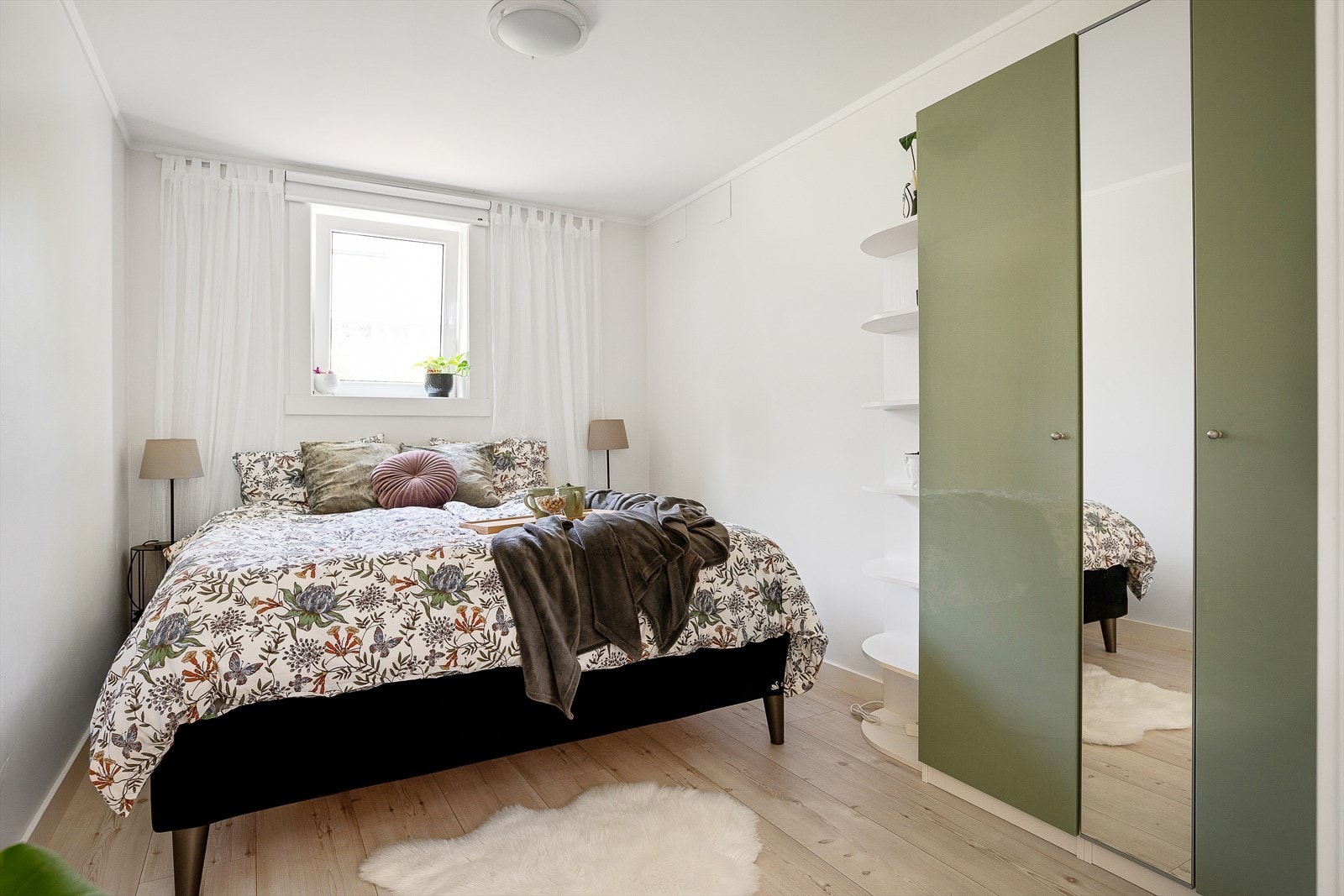 - Soverom (soverommene i underetasjen tilfredsstiller ikke byggeforskriftens anbefaling til rom for varig opphold pga. for lite vindu) - Galleribilde