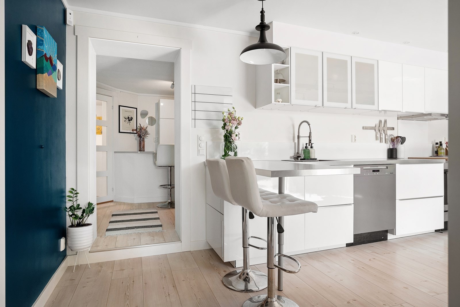 - Kjøkken med videre adkomst til gang/kontor - Galleribilde