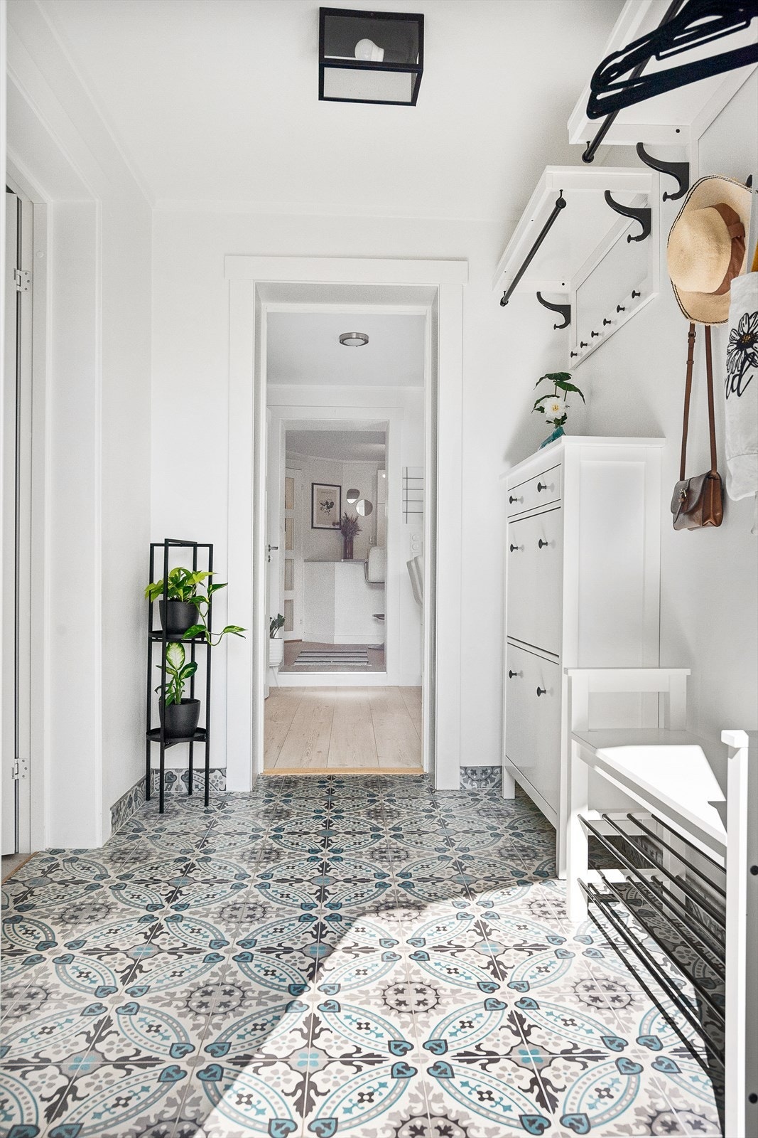 - Lys og flott entrè med fliser på gulv - Galleribilde