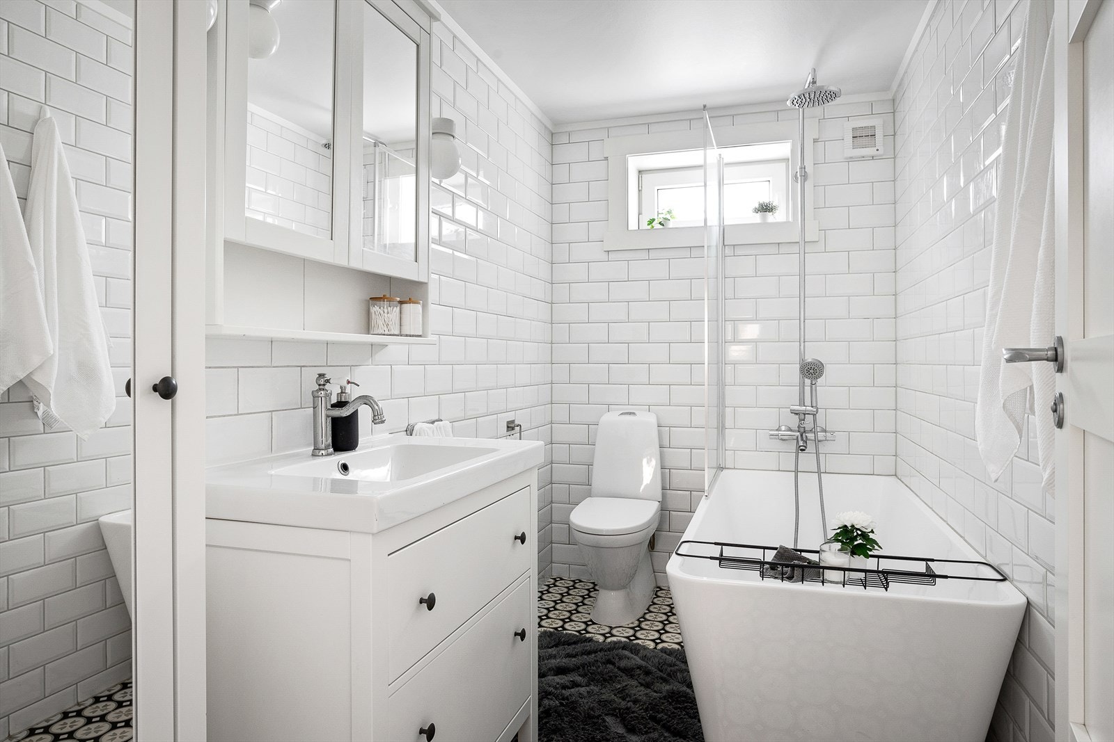 - Baderommet ble oppgradert i 2017/18. Det er lagt flis på gulv med varme og flislagte vegger - Galleribilde