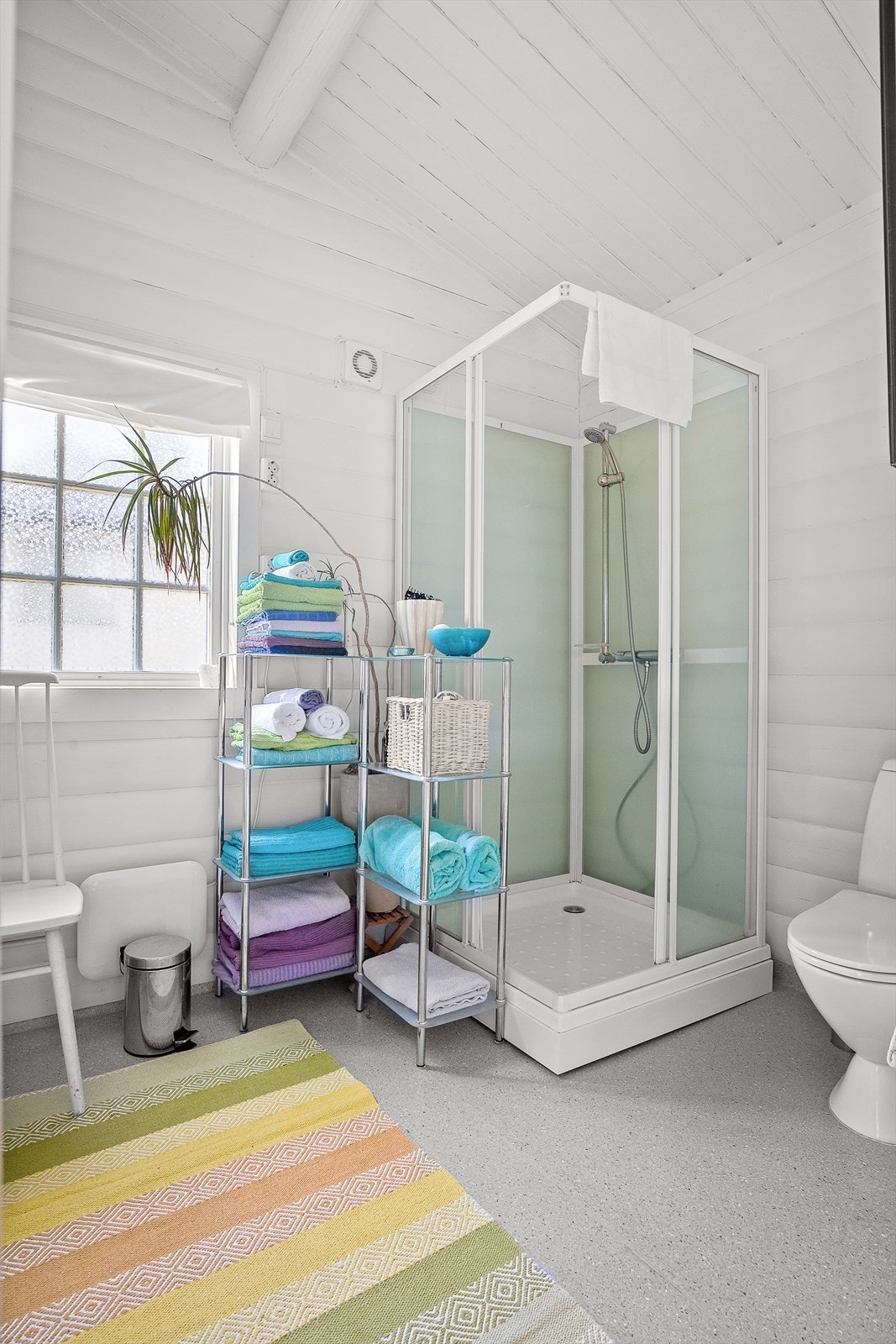 - Baderommet er utstyrt med servantskap, wc, dusjkabinett og opplegg for vaskemaskin - Galleribilde