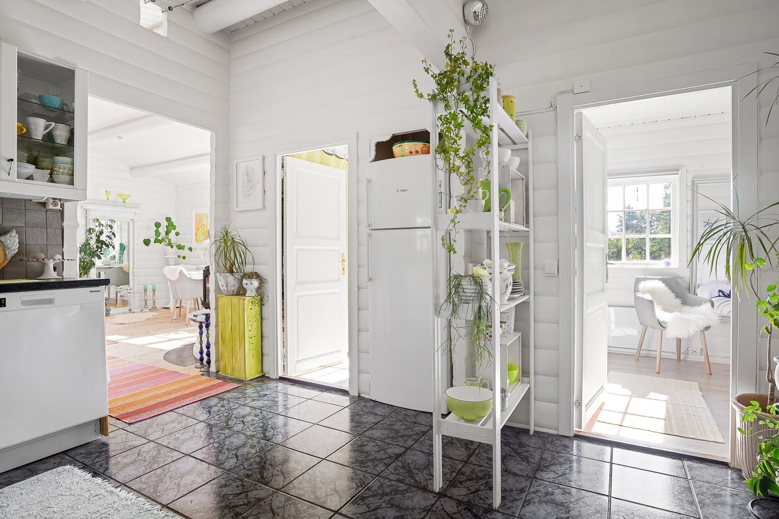 - Fra kjøkkenet har du adkomst til begge soverommene i etasjen - Galleribilde