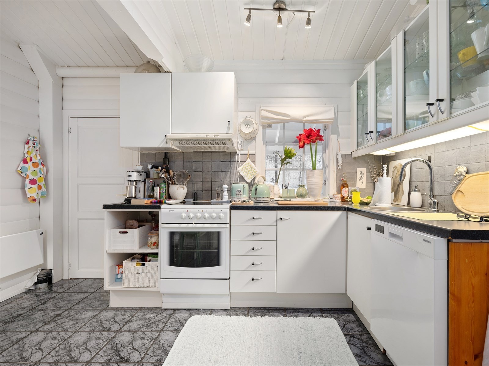 - Kjøkkenet i 1.etasje har frittstående hvitevarer som medfølger handelen - Galleribilde