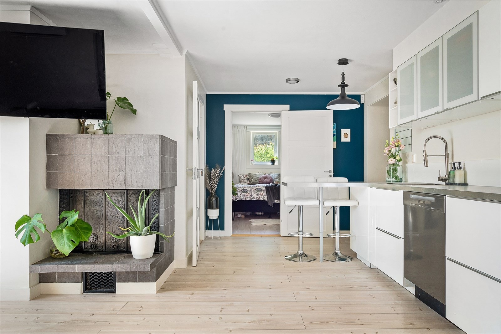 - Underetasjen inneholder gang, gang/kontor, kjøkken/stue, 2 soverom, bad, allrom og teknisk rom - Galleribilde