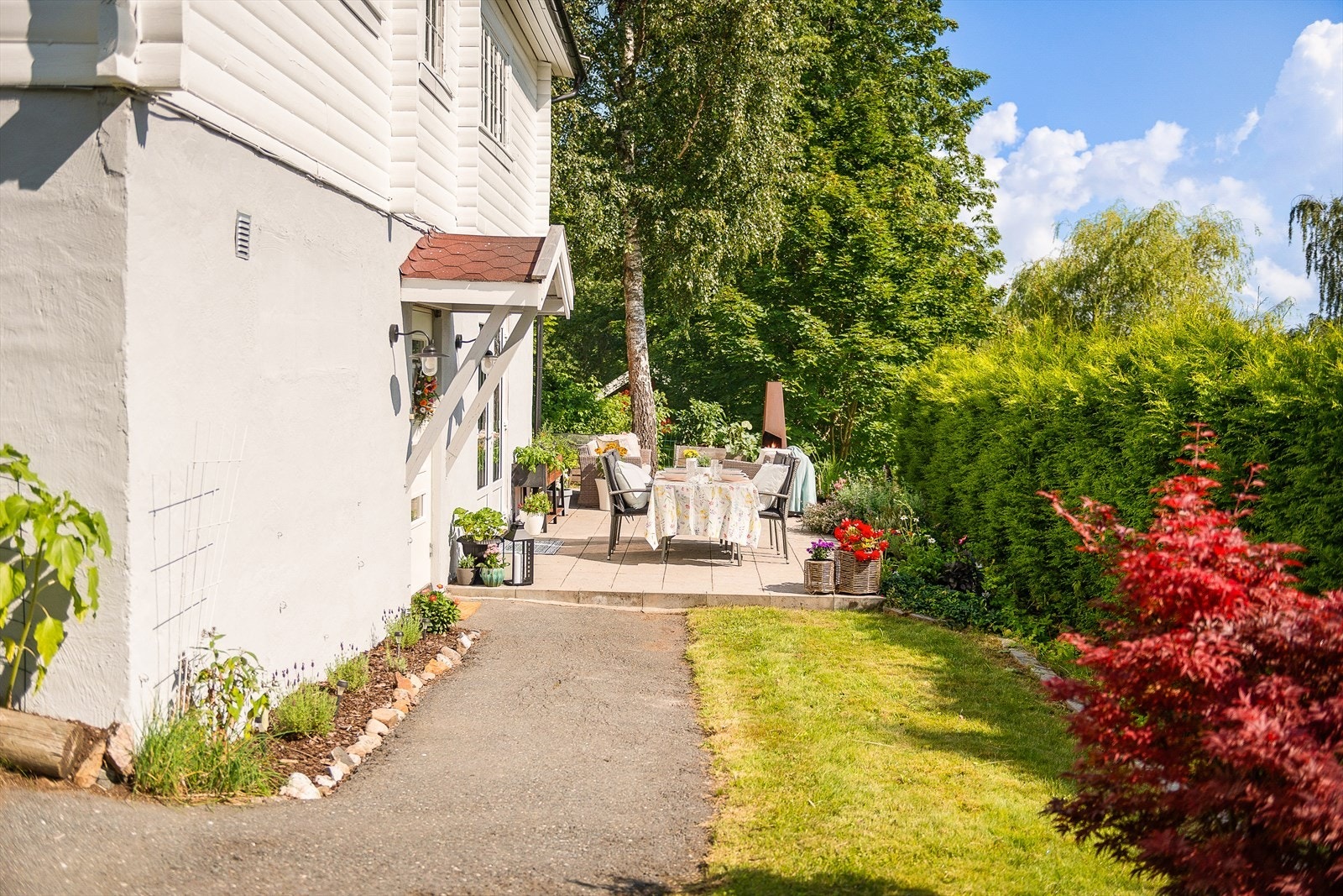 - Utenfor finner du en hyggelig og solrik uteplass - Galleribilde