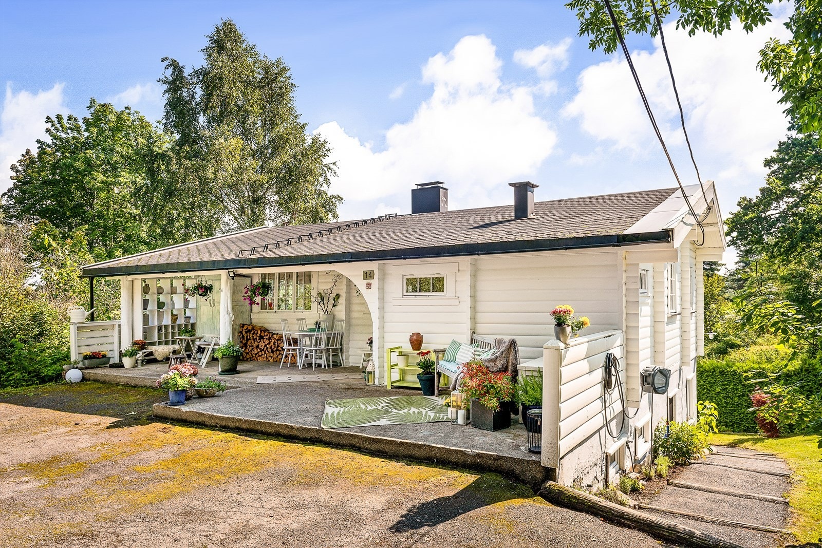 - Den øvre etasjen er i dag utleid (det er ikke tilgang mellom 1.etg og 2.etg, og derfor er ikke hybeldelen godkjent) - Galleribilde