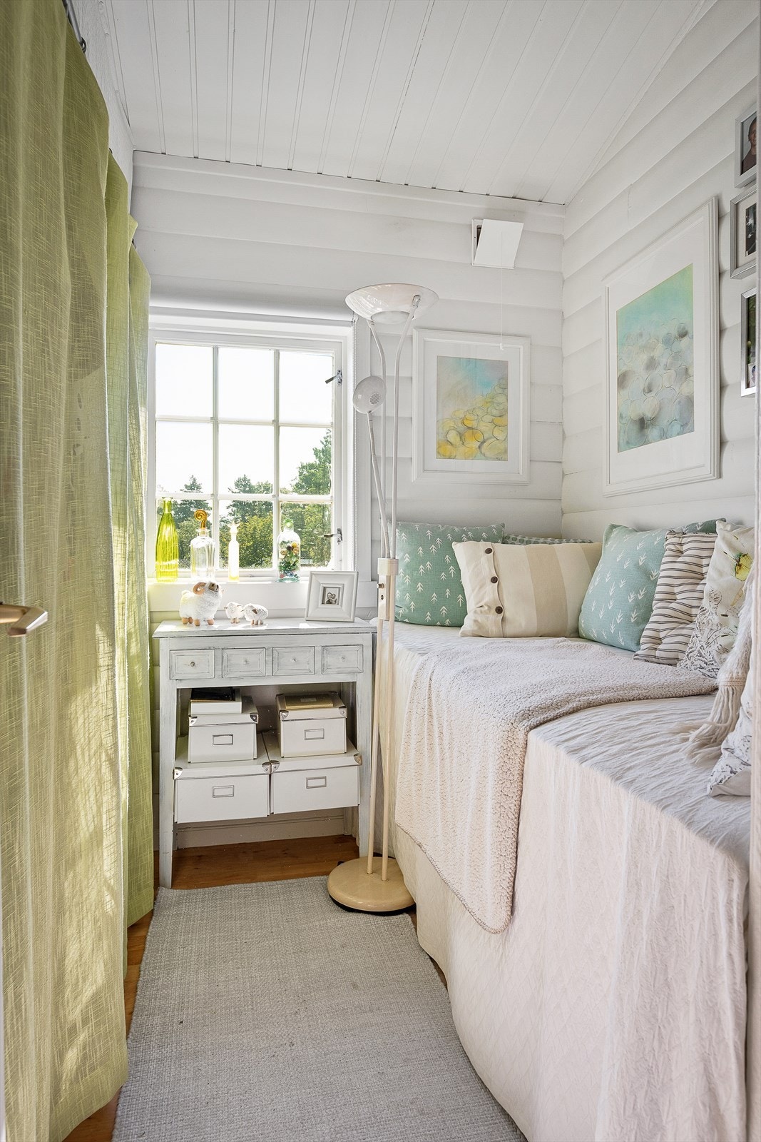 - Soverom 2 i 1. etasje (rommet tilfredsstiller ikke byggeforskriftens anbefaling til rom for varig opphold pga. for liten størrelse (min. 7m²) - Galleribilde