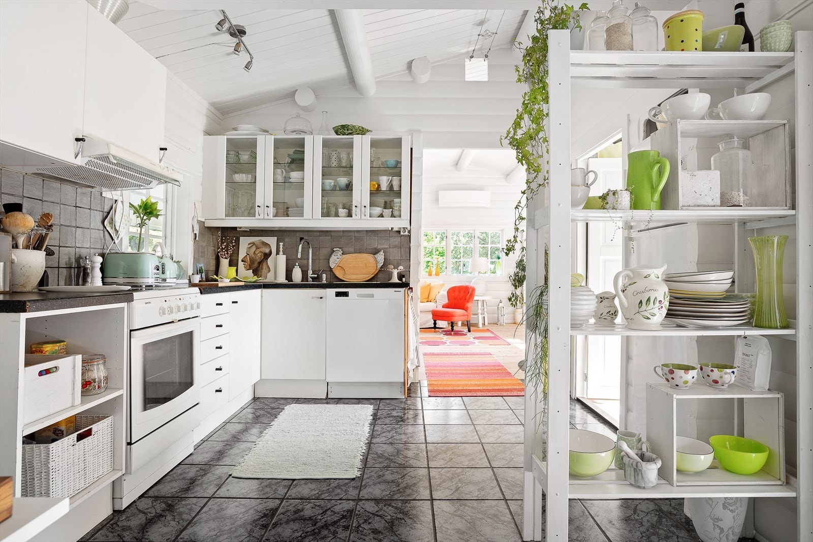 - Separat kjøkken med god skap- og benkeplass - Galleribilde