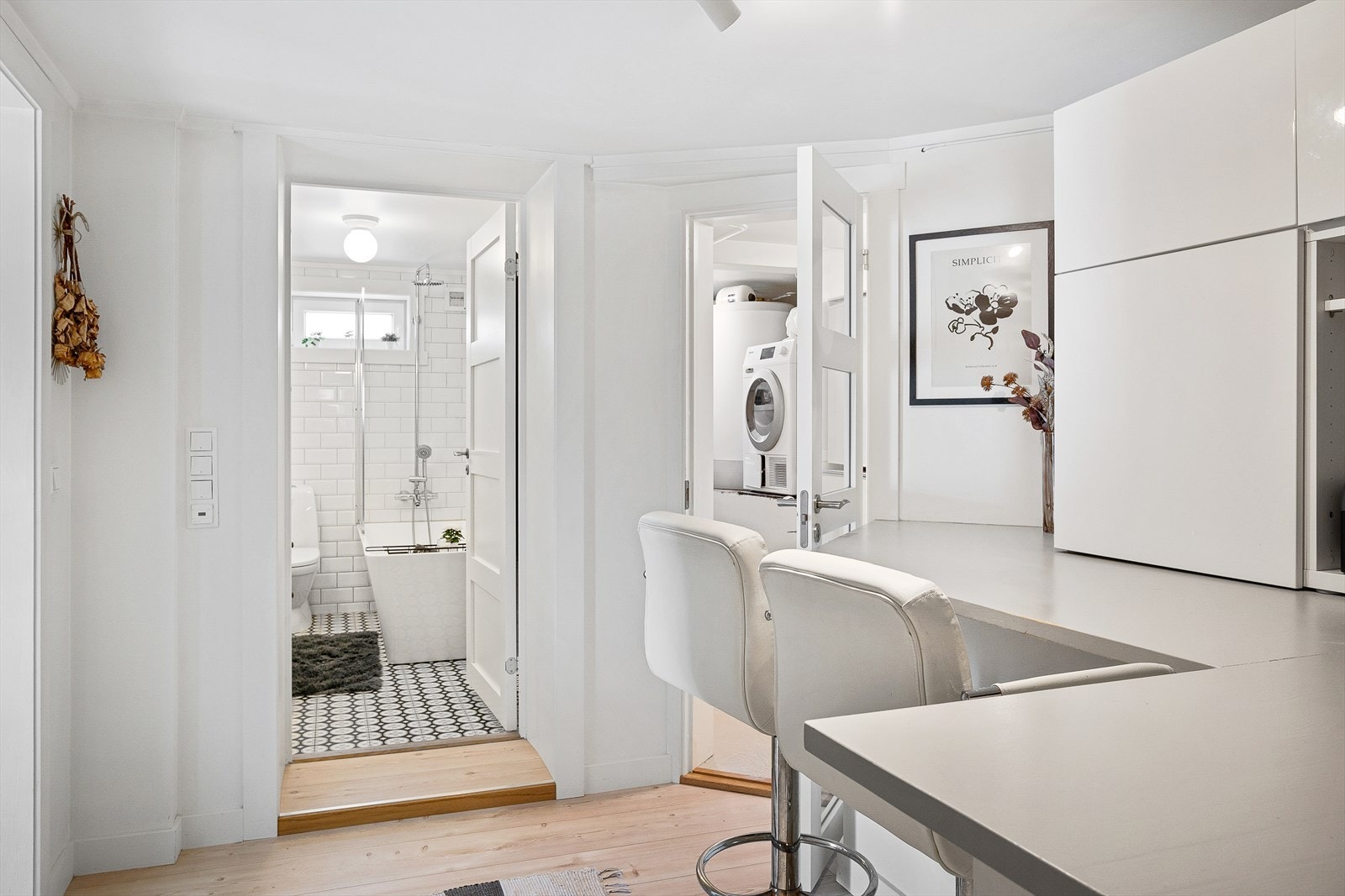 - Baderom og vaskerom ligger praktisk til vegg i vegg - Galleribilde