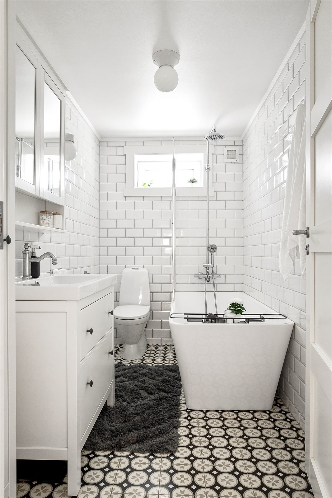 - Baderommet er utstyrt med wc, badekar, servantskap, speilskap, høyskap og dusjgarnityr med overdusj og hånddusj over badekar - Galleribilde