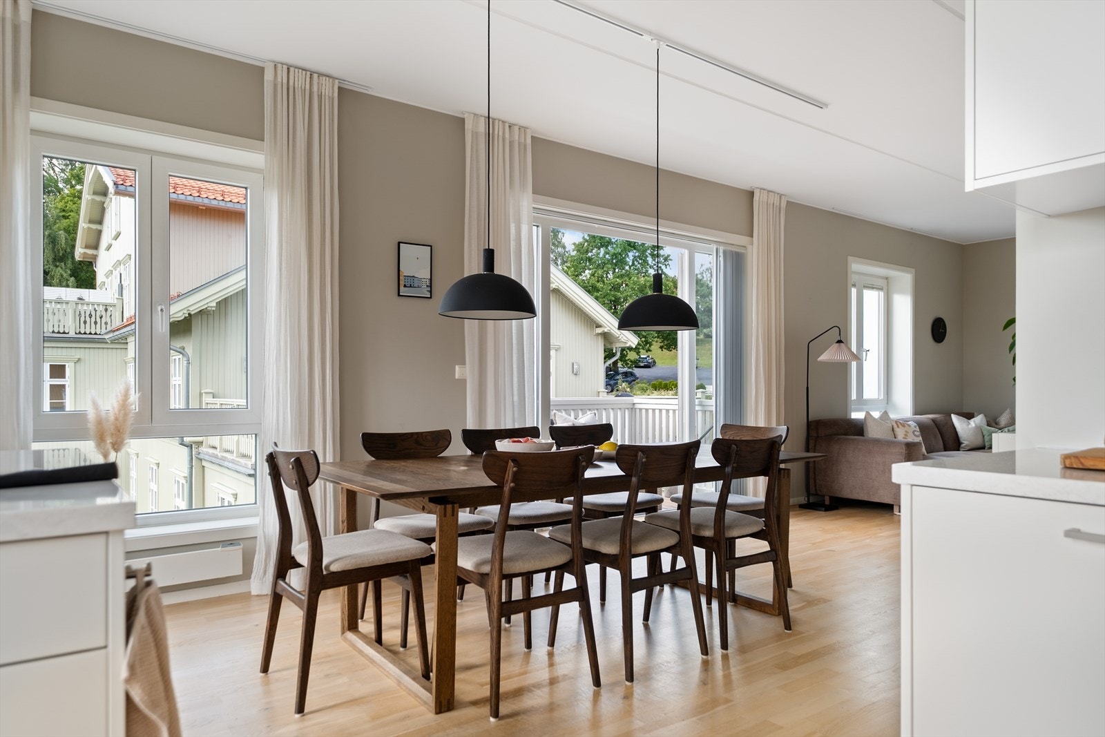 - God plass til langstrakt spisebord - Galleribilde