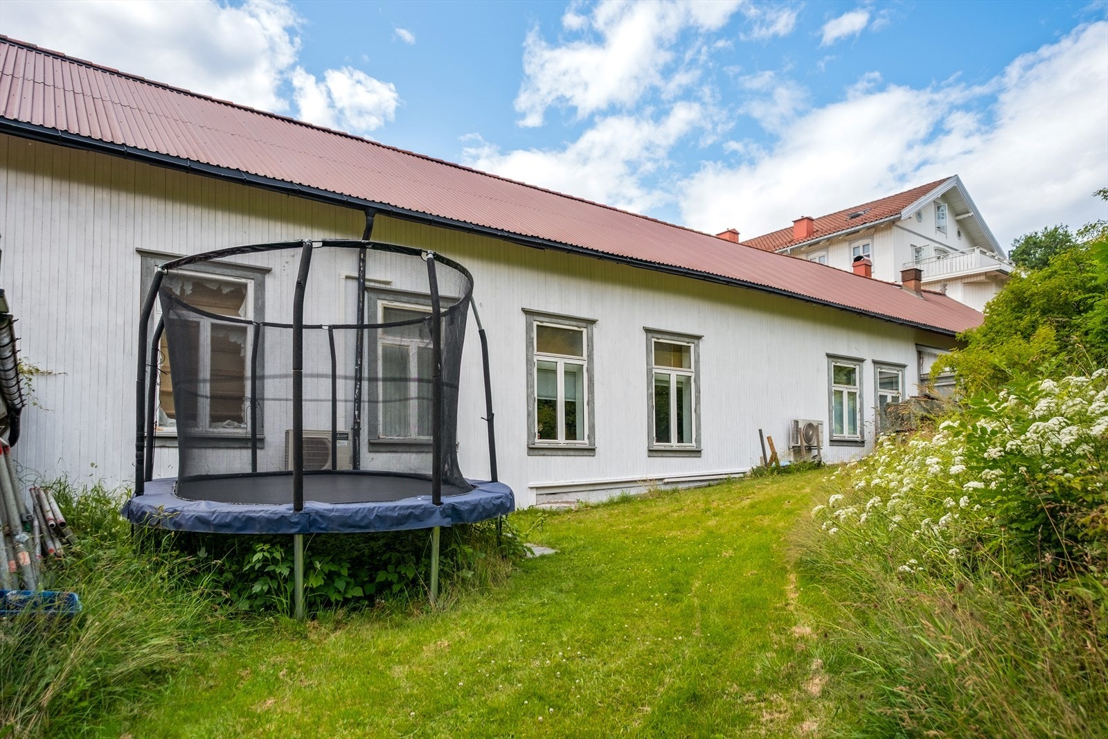 - Felles trampoline på baksiden av huset. Spleiselag mellom de tre sameiene og brukes av alle de yngste barna fra alle tre stedene - Galleribilde