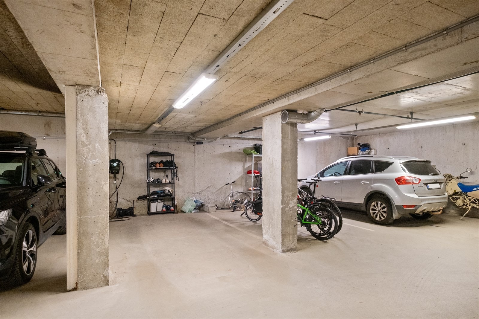 - Det medfølger en bruksrett til garasjeplass med elbillader i lukket garasjeanlegg. Det sendes ut regning for ladekostnader/kWh brukt hvert kvartal - Galleribilde