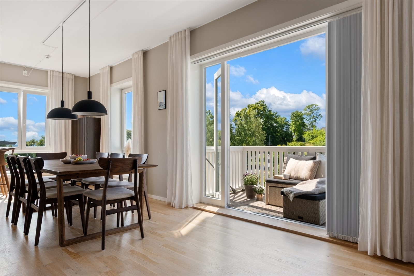 - Store vindusflater som gir rikelig med luft og lys - Galleribilde