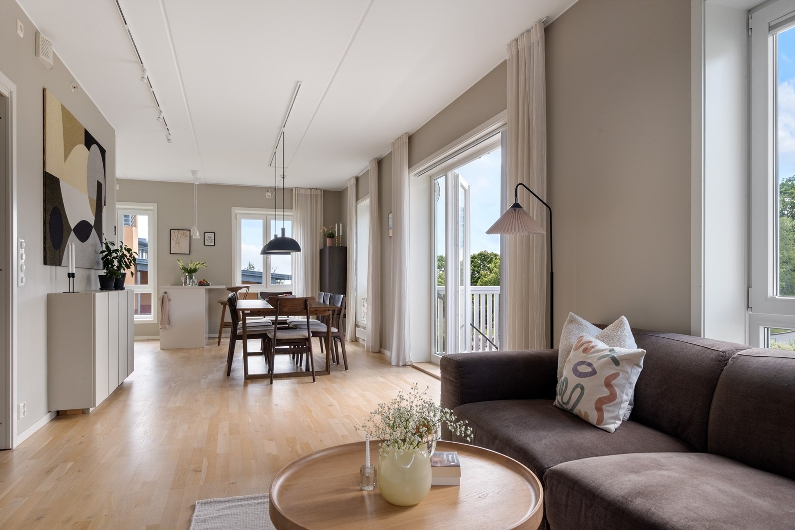 - Stuen er svært lys og romslig - Galleribilde