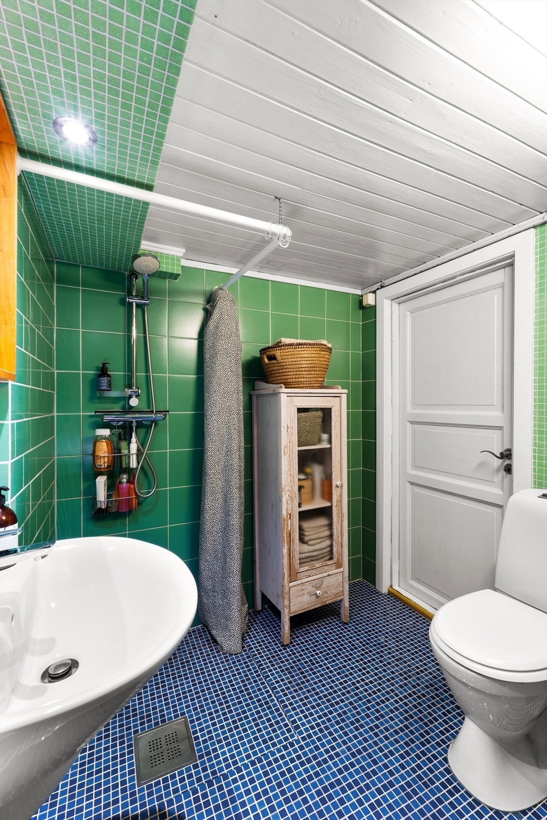 Eier har sendt inn søknad om bruksendring og godkjenning av rom i kjeller, men søknaden er satt på hold av PBE i påvente av at ny småhusplan for Oslo skal bli stadfestet. Galleribilde