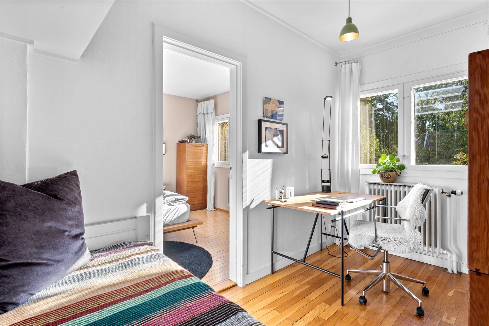 Det tredje soverommet har tilkomst fra hovesoverommet og passer fint som barnerom eller hjemmekontor. Galleribilde