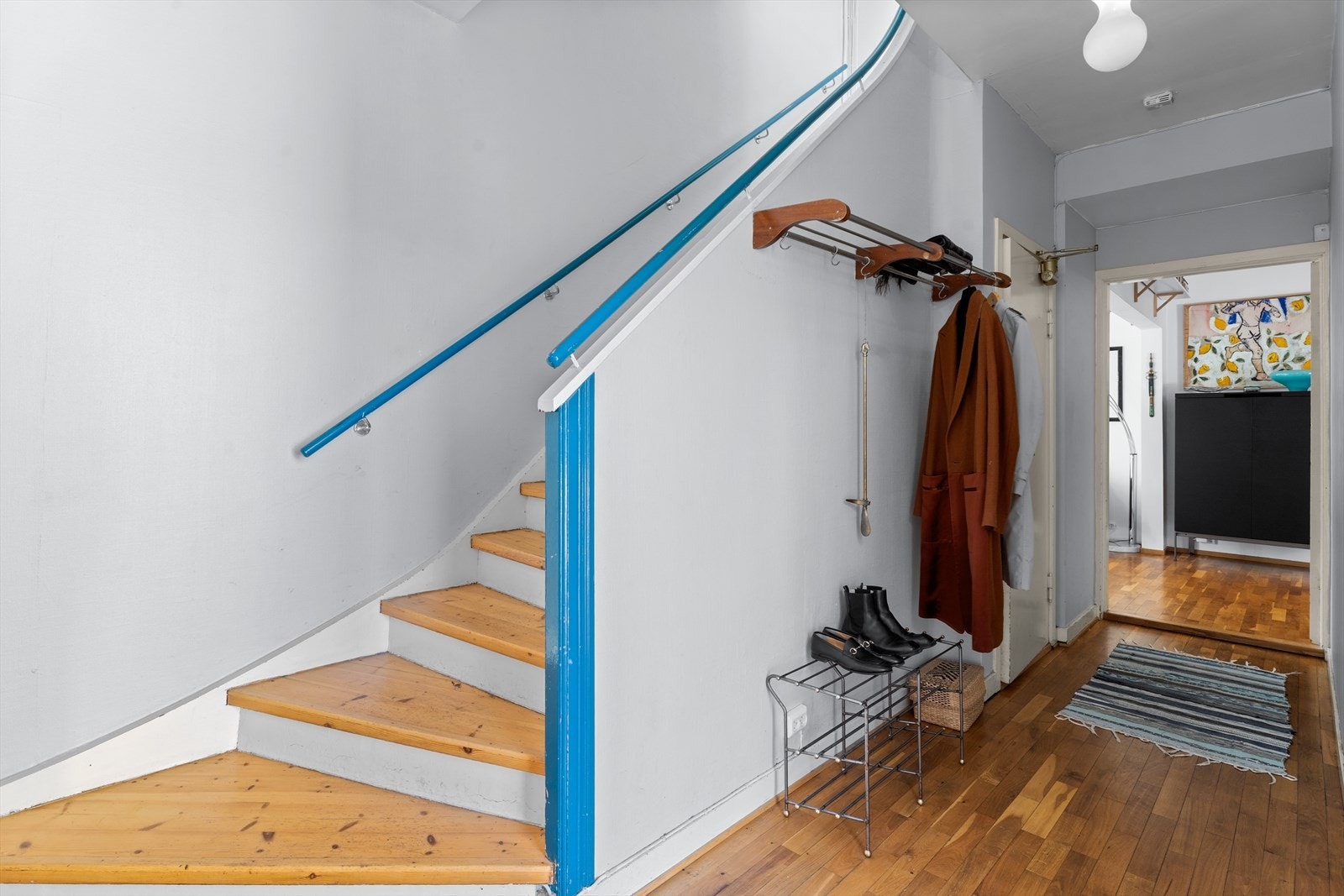 Felles gang med trapp opp til naboen over og dør inn til trappen ned til kjelleren. Galleribilde