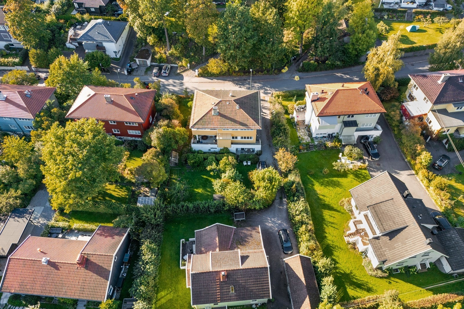 Med denne seksjonen følger en vakker og stor hage som strekker seg rundt tre sider av huset. Galleribilde