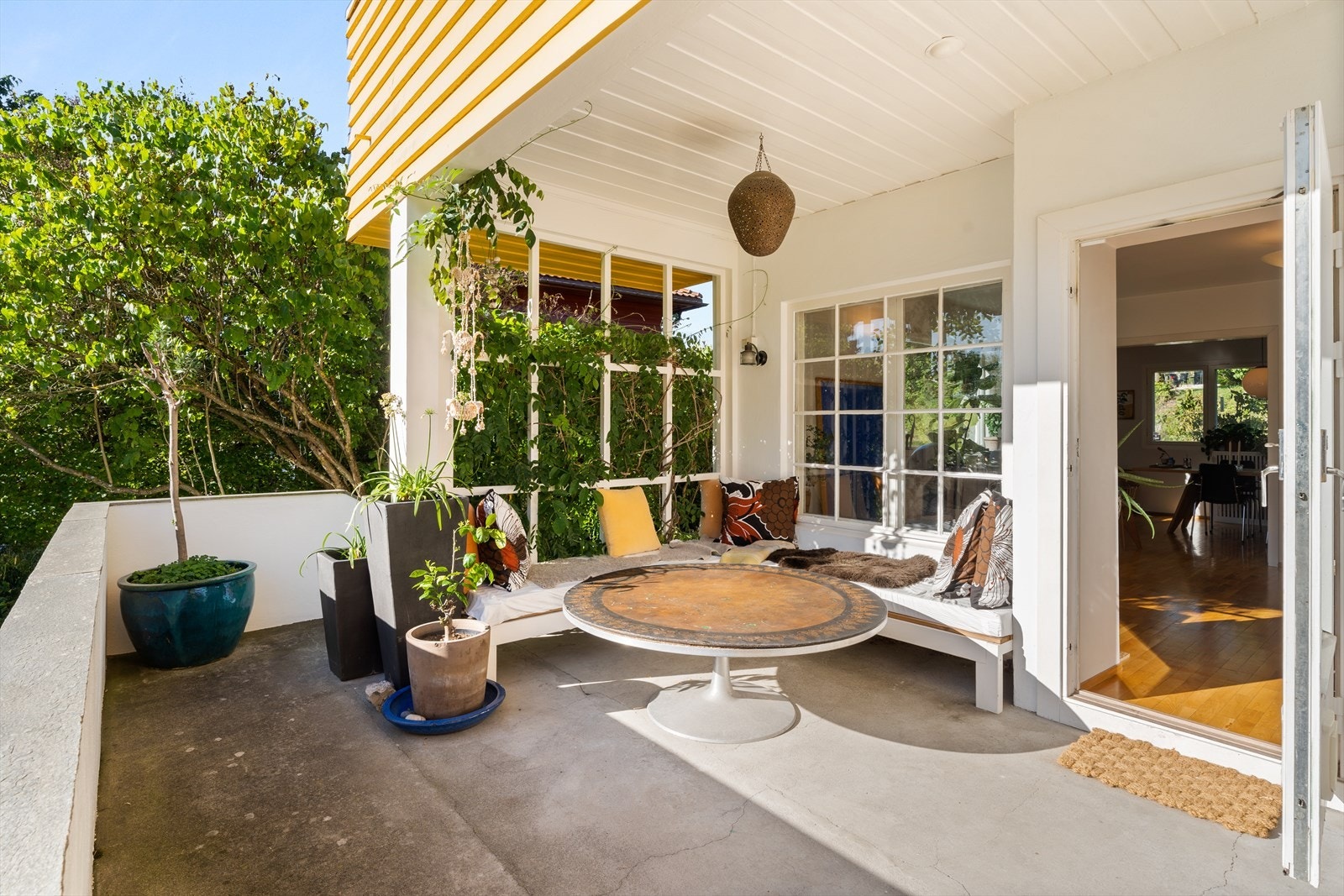 Huset har fantastiske uterom. Både terrasse og hage har helt unike kvaliteter. Galleribilde