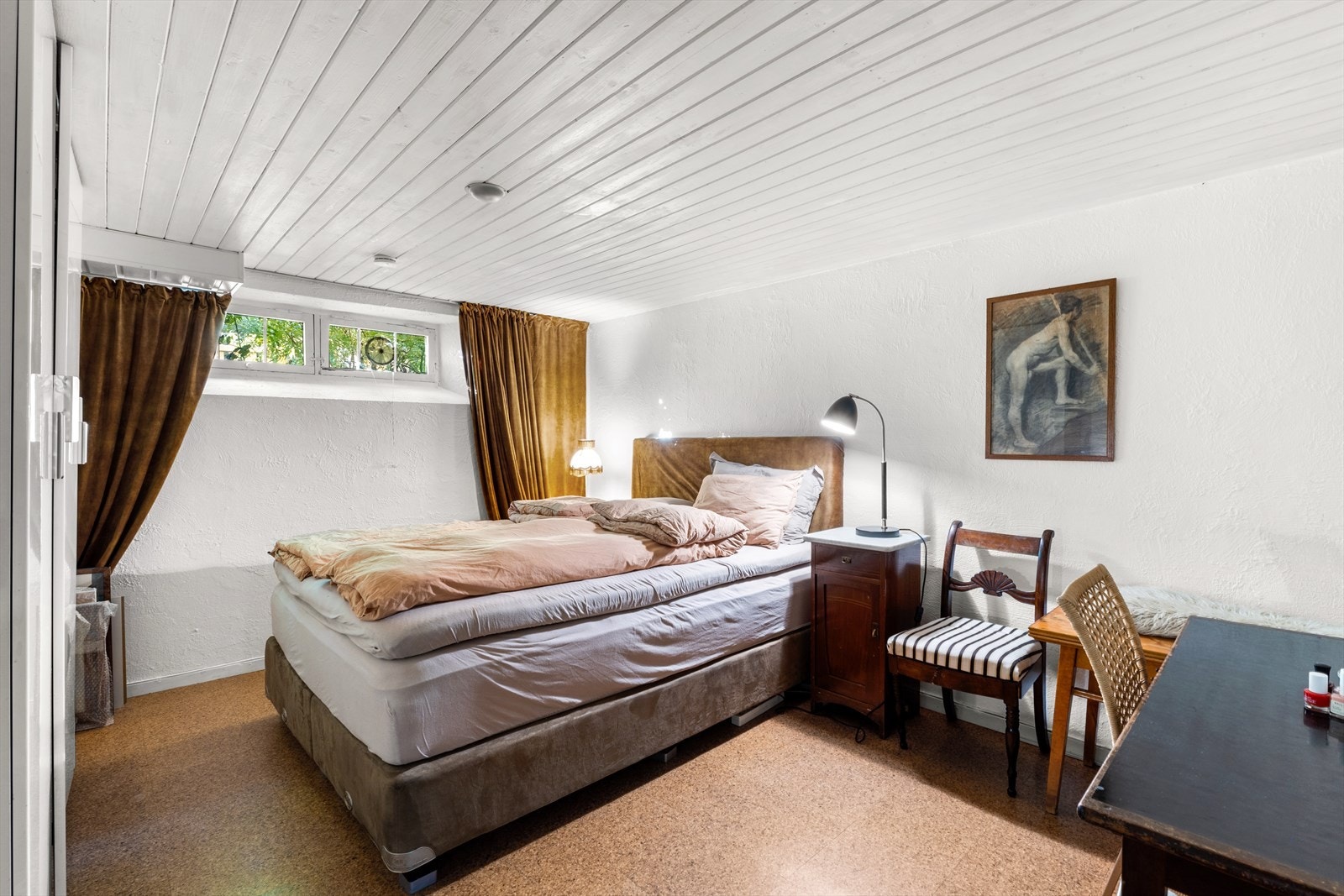 Delen i kjeller har vært brukt som ungdomshybel av eier, men bruken er ikke omsøkt eller godkjent av Plan- og bygningsetaten. Galleribilde