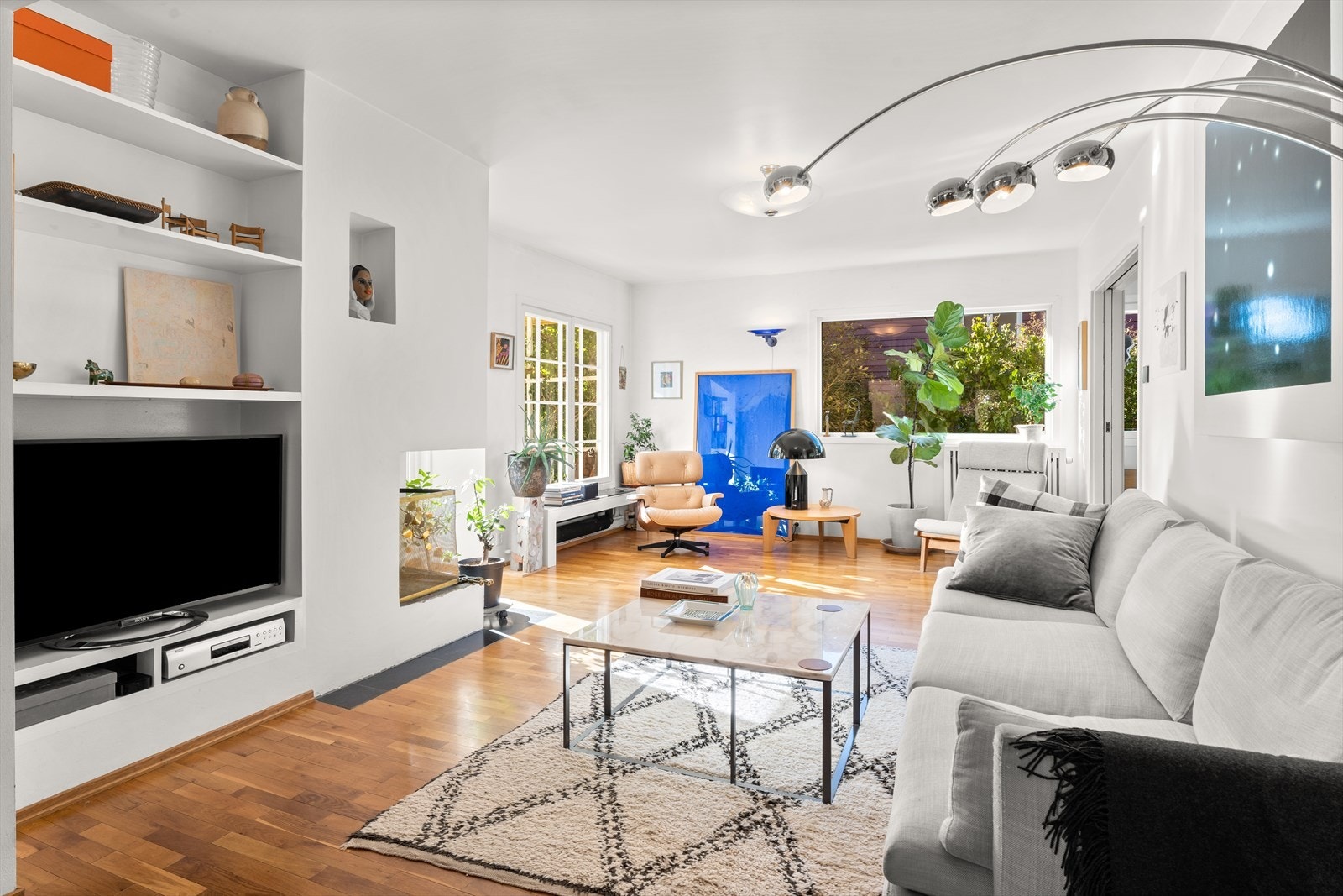 Etasjen har vinduer i alle himmelretninger og vakre lysforhold som varierer gjennom tider på dagen og året. Galleribilde