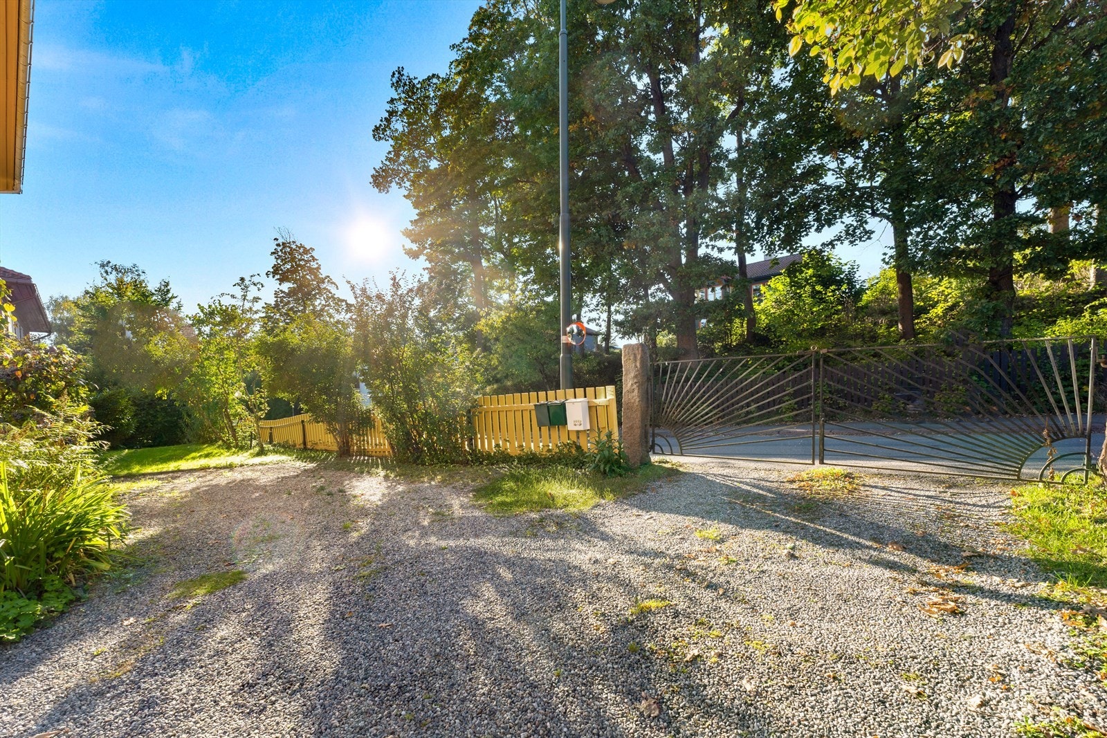 Seksjonen disponerer parkeringsplass mellom huset og veien. Galleribilde