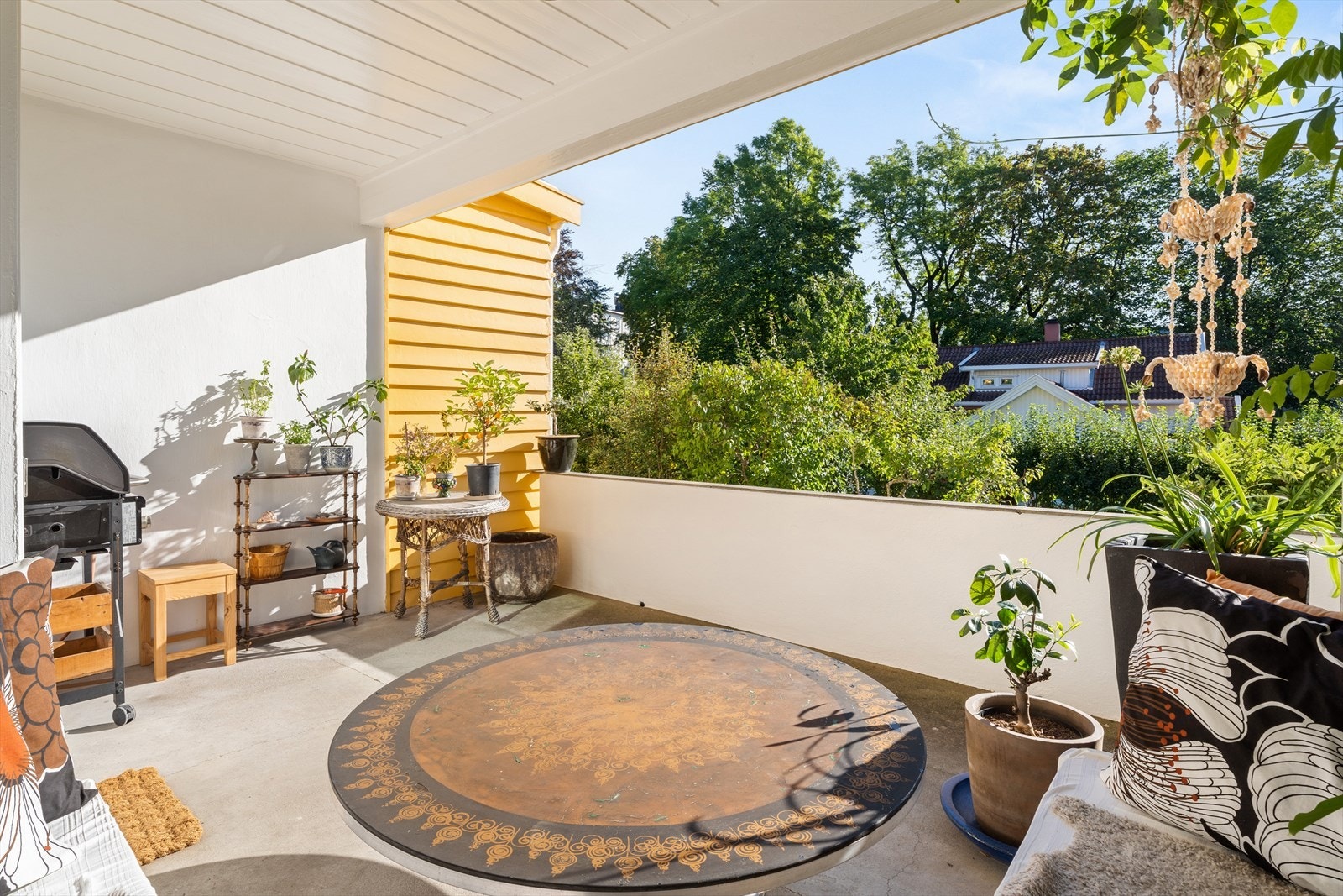 Fra stuen er det utgang til en herlig, sydvendt terrasse på ca. 16 m² med fantastiske solforhold. Galleribilde