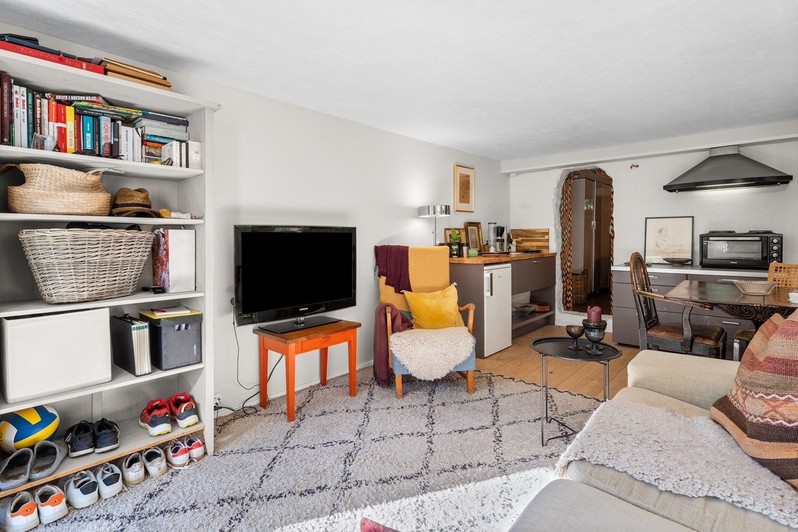 For at arealene i kjeller skal kunne godkjennes kreves det at de søkes bruksendring og etableres en innvendig trapp mellom etasjene. Galleribilde