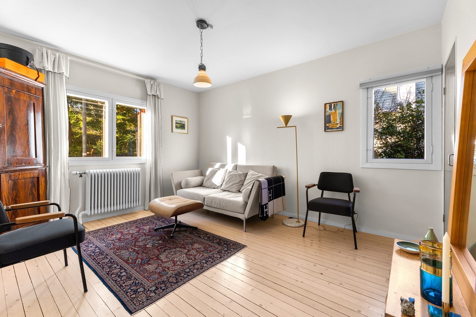 Soverom I - god størrelse, vinduer på to sider og døradkomst til et lite kleskott. Galleribilde