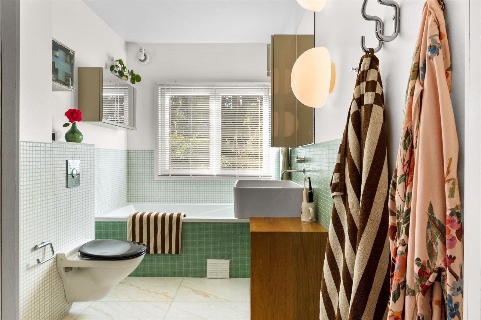 Badet med lekre mosaikk og marmorfliser. Nydelig lysinnslipp fra doble vinduer og 2 stk vintage glasskupler på vegg som medfølger. Galleribilde