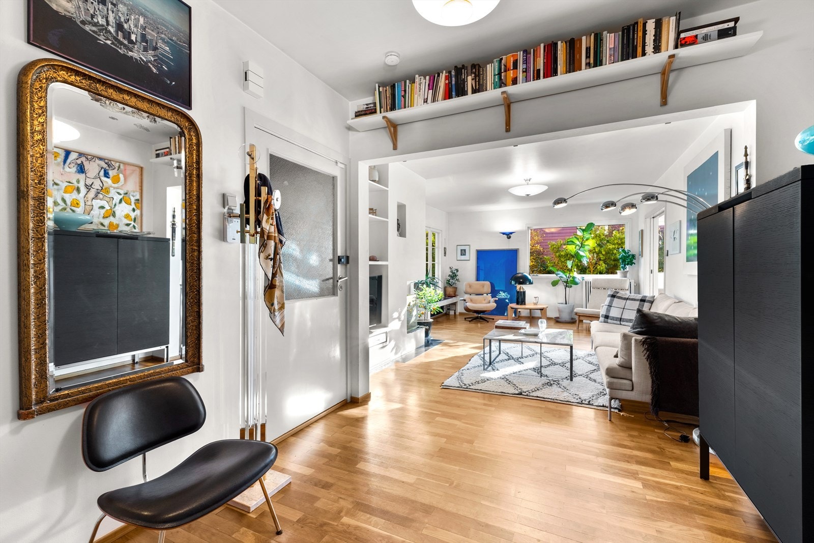 Inngangsdøren har et felt med hamret glass, der morgensolen gir et vakkert lysspill i stuen. Galleribilde