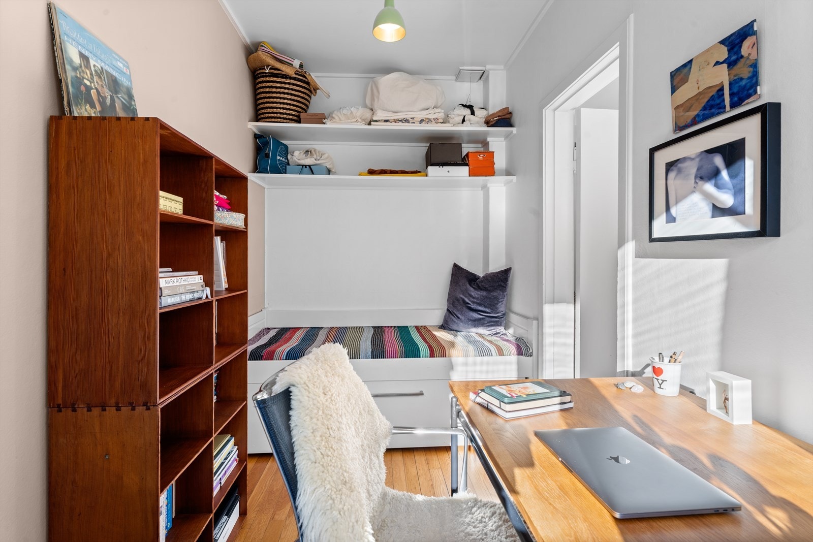 Rommet har en plassbygget seng. Galleribilde