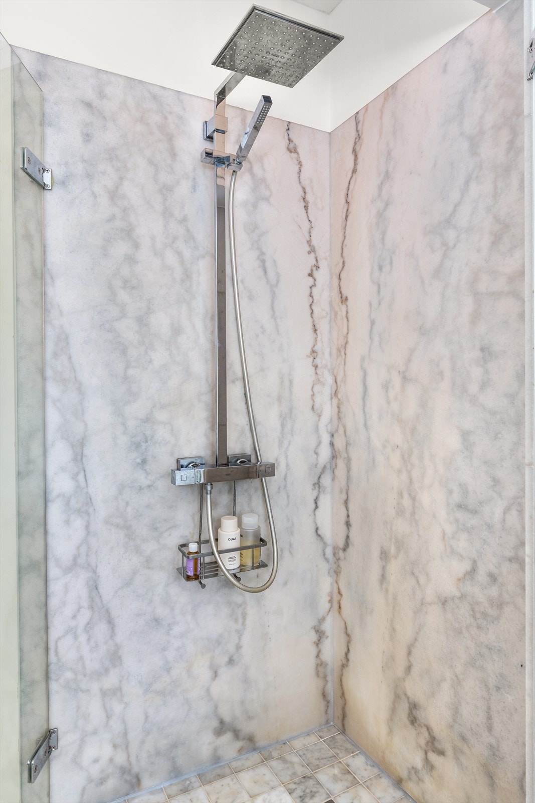 De to hele veggplatene med Carrera marmor i dusjen er håndplukket av eier fra leverandøren i Porsgrunn. Galleribilde