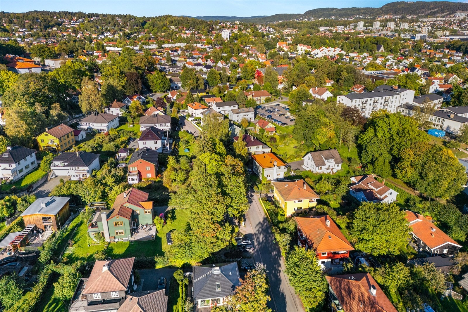 Berg er et svært ettertraktet boligområde. Grønt og frodig med vakre hus og rolige gater, og likefullt svært sentralt. Galleribilde