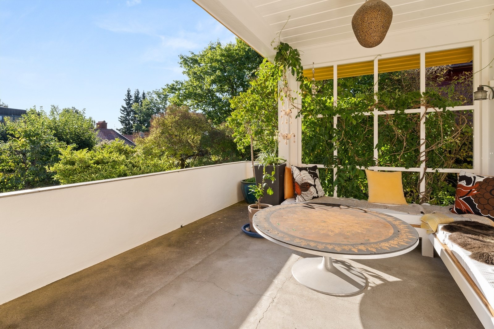 Et privat og skjermet uterom med god plass til både sittegruppe, grill og beplantning. Terrassen fungerer som en naturlig forlengelse av oppholdsrommet og innbyr til mange fine sommerdager. Galleribilde