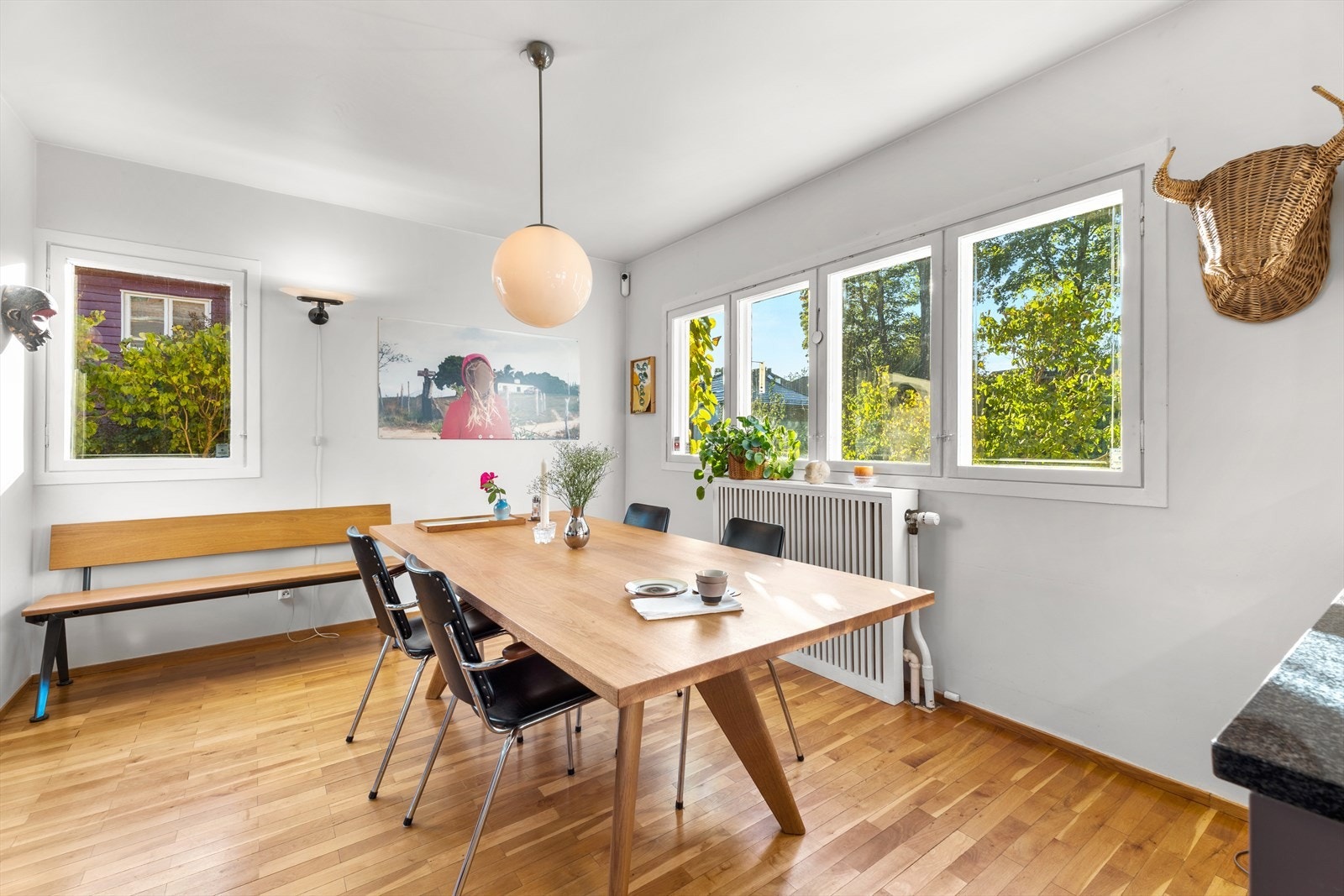 Nesten alle vinduer vender ut mot frodige omgivelser. Galleribilde