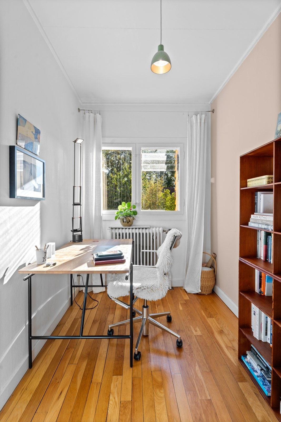 Også dette rommet har flott original eikeparkett på gulv. Galleribilde