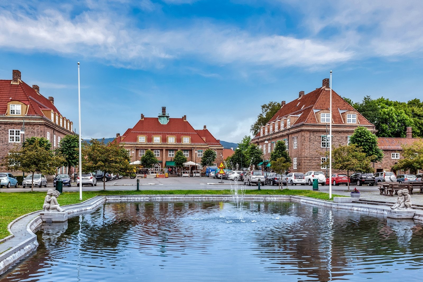 Damplassen er en sosial motor i nærområdet med kafeer, bakeri og nærbutikk, årlig julegrantenning, m.m. Galleribilde