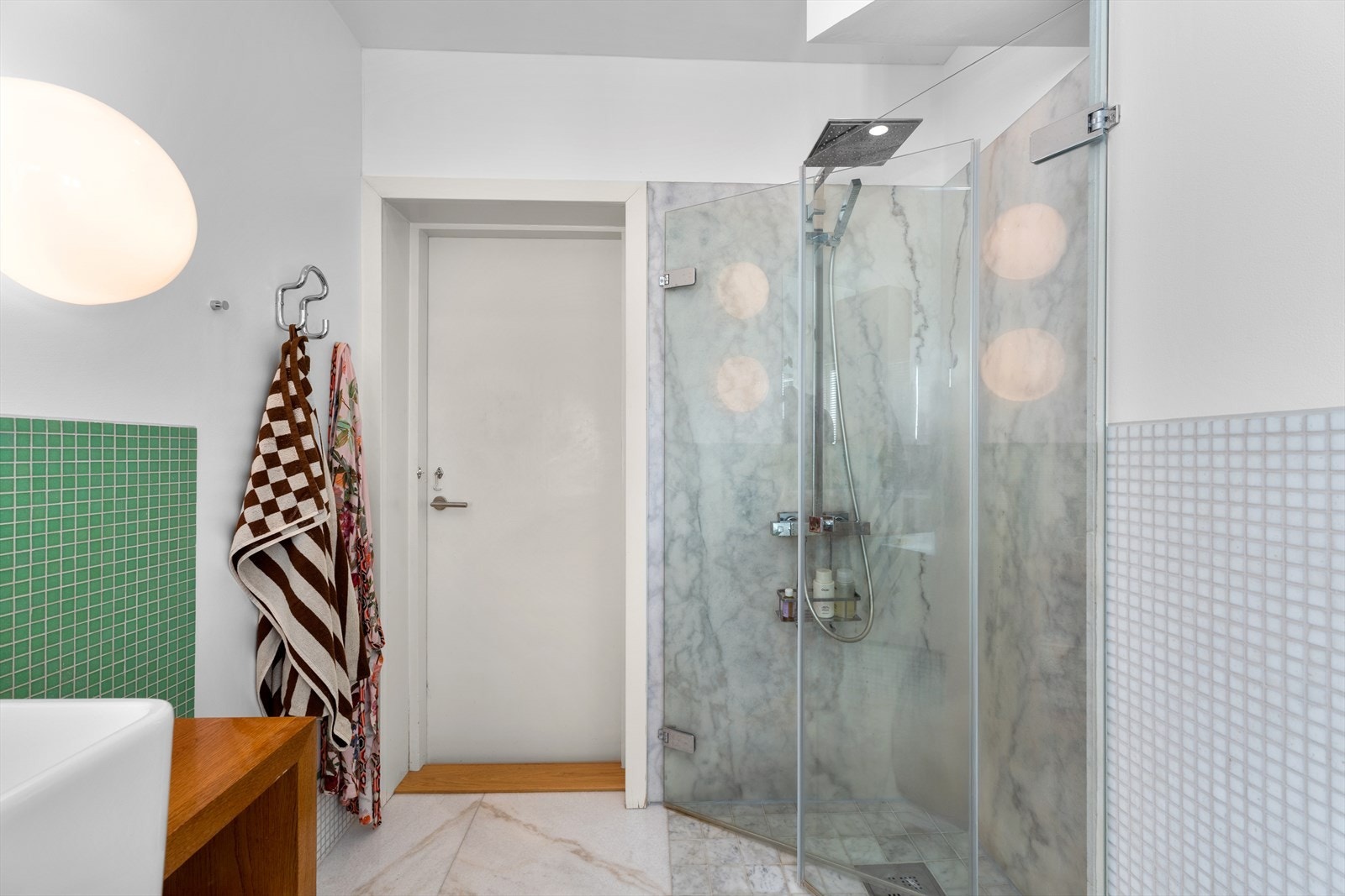 Badet ble totalrenovert i 2003 og oppgradert på nytt i 2020. Armaturer og kraner er fra Vola designet av Arne Jacobsen. Galleribilde