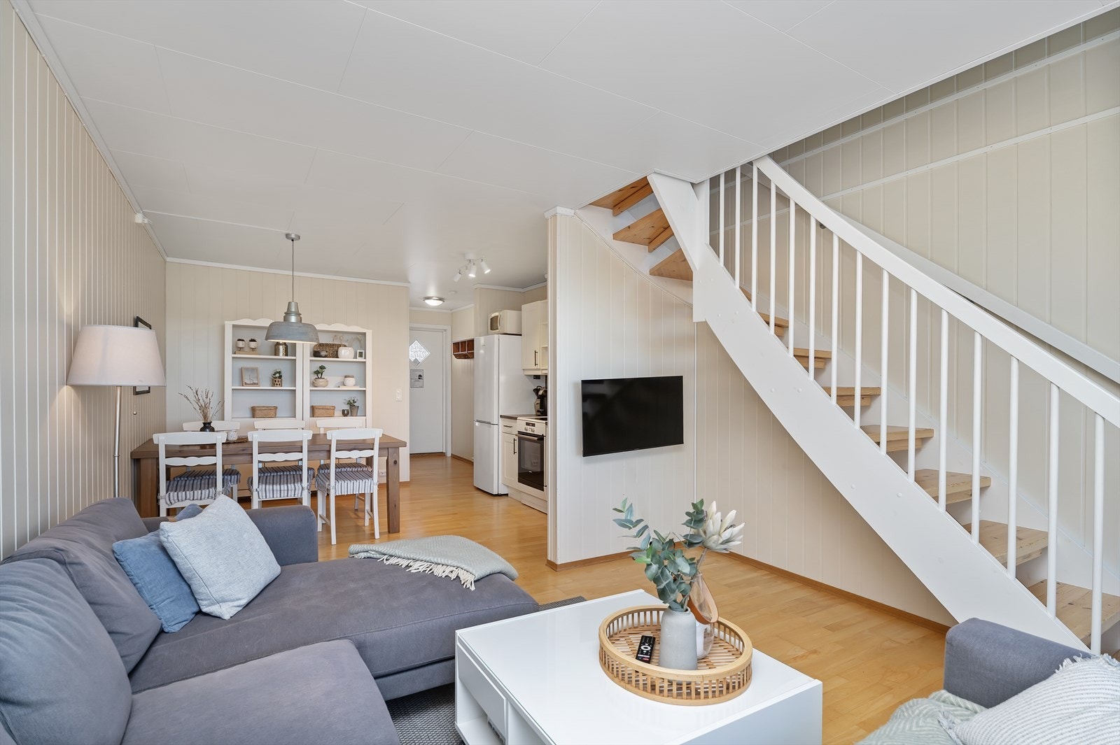 Fra stuen går det en trapp opp til loftsetasjen Galleribilde