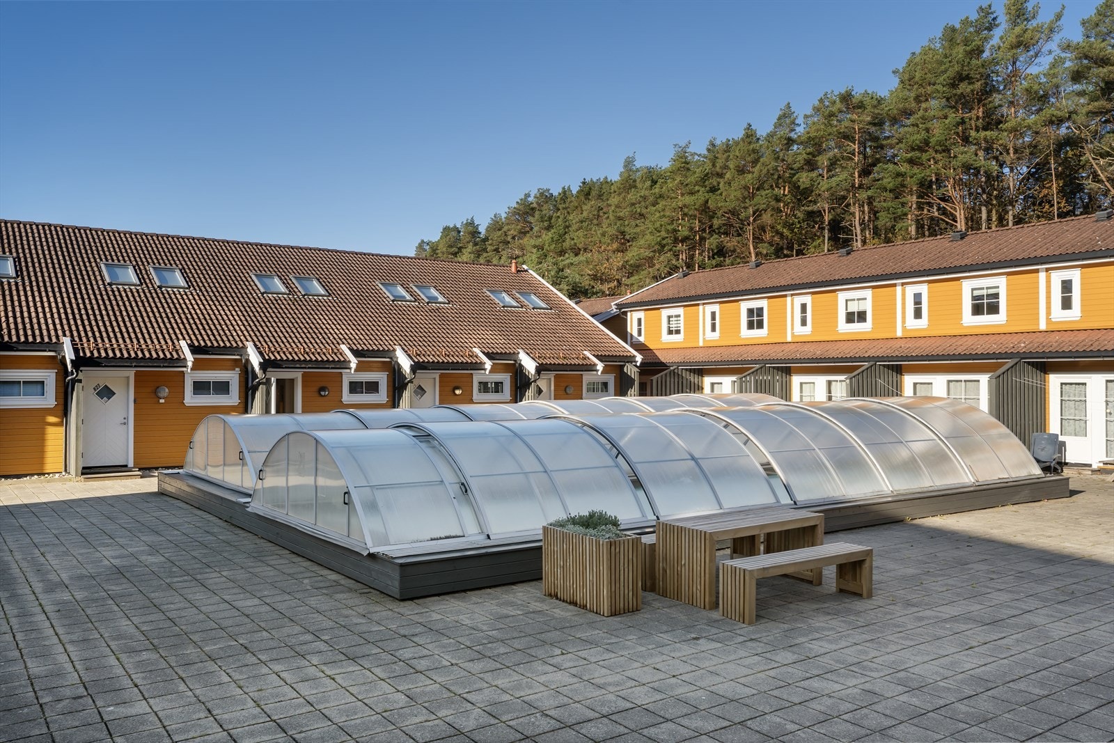 Basseng like utenfor leiligheten Galleribilde