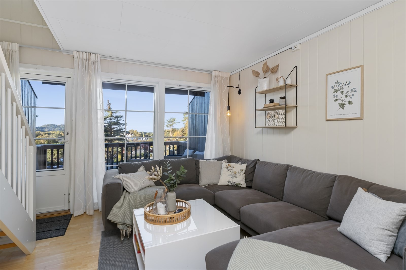 Med direkte utgang til en terrasse der du kan nyte utsikten mot området Galleribilde