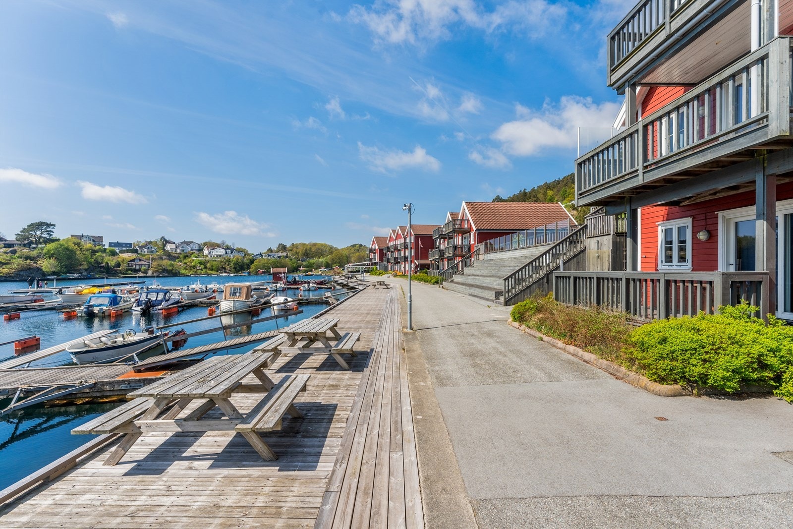 Marina med storkiosk, resepsjon og bensinutsalg Galleribilde