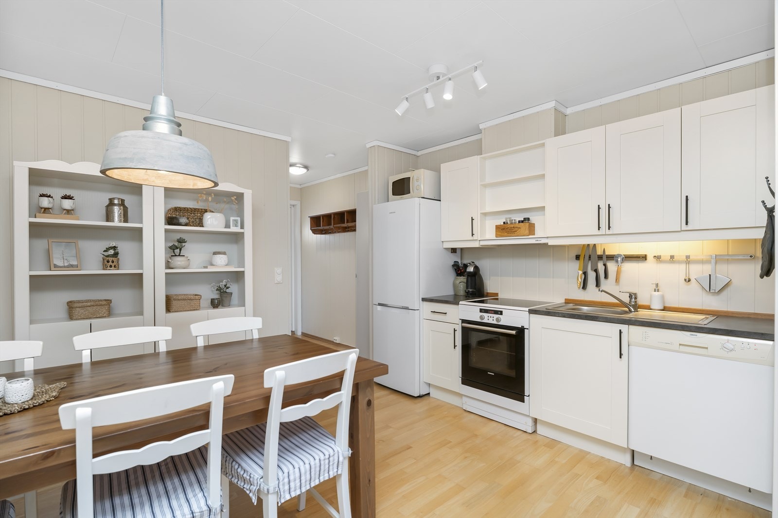 Kjøkkenet har et moderne design med profilerte fronter, laminat benkeplate og alle nødvendige hvitevarer Galleribilde