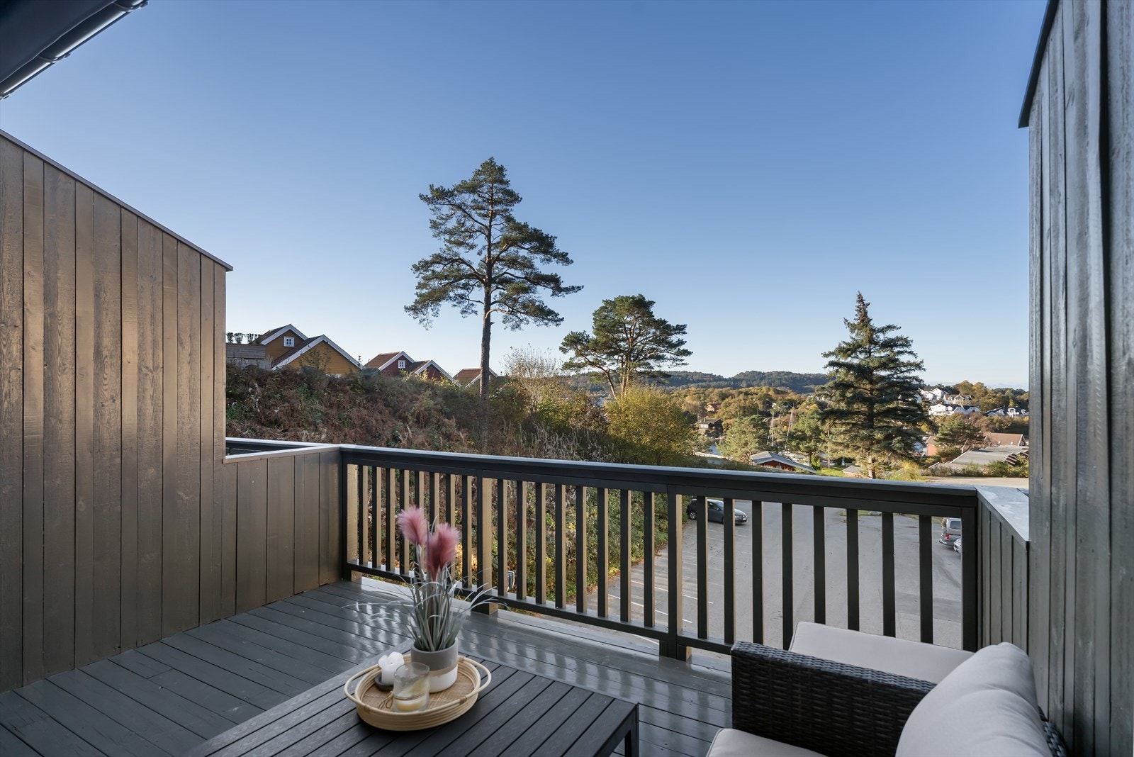 Hyggelig uteplass med utsikt over området og sjøen Galleribilde