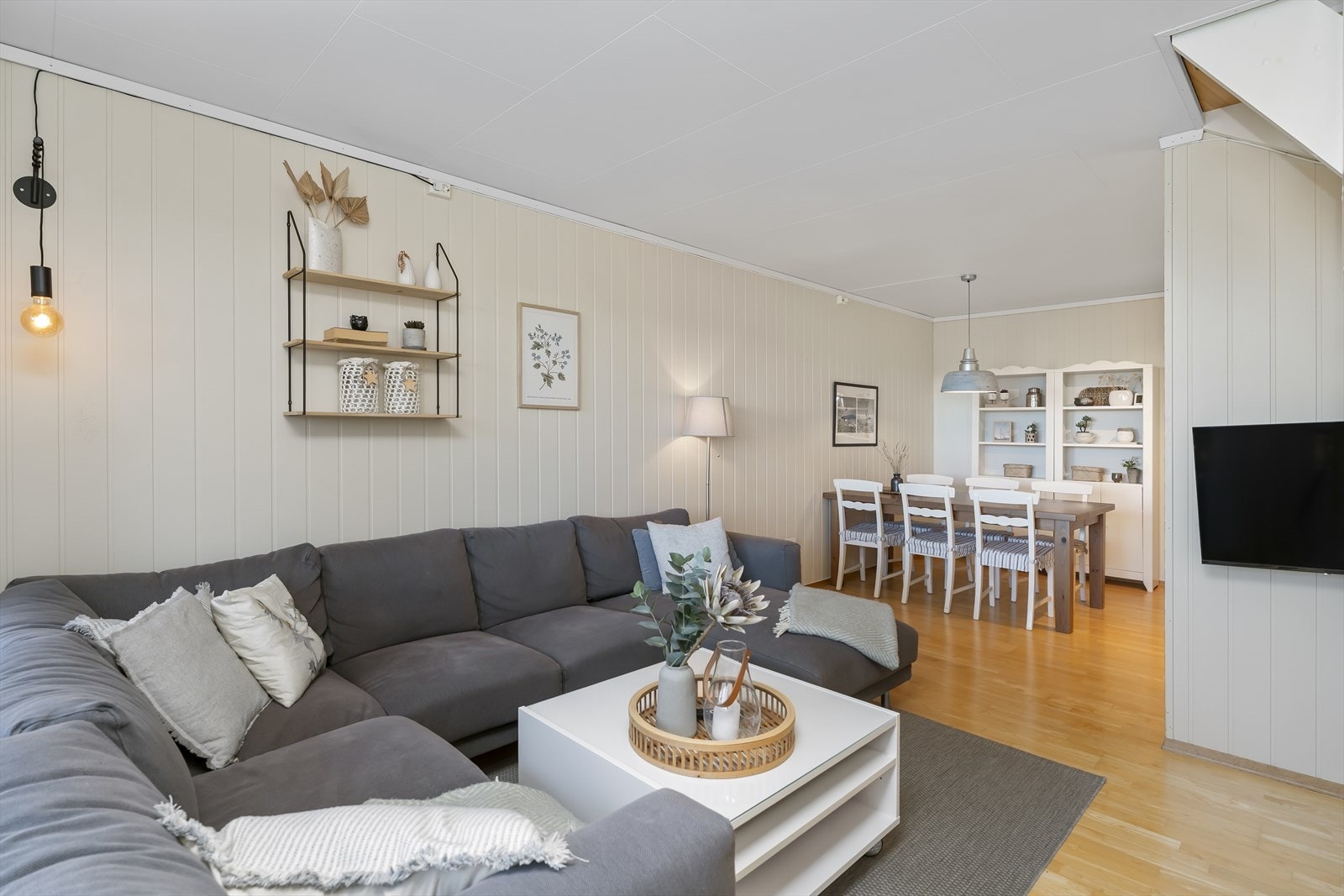 Stuen er lys og tiltalende Galleribilde