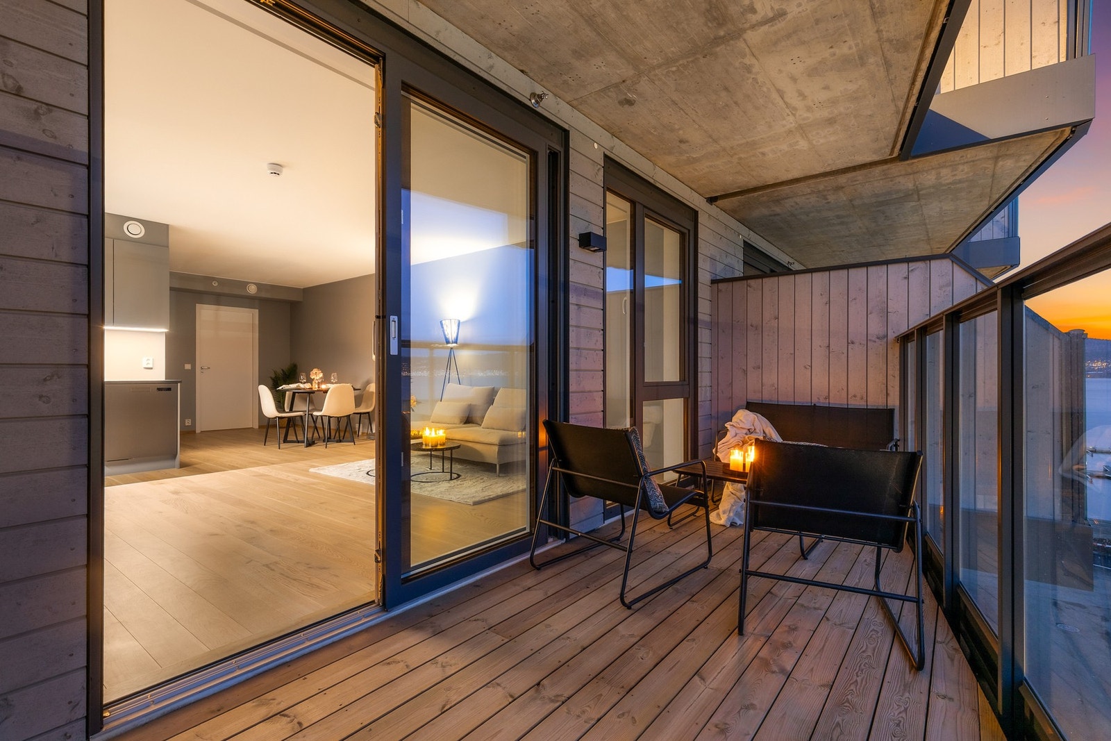 Når uteområdene er ferdigstilt ser en blant annet ut på et flott bryggeområde og restaurant i utkant av balkongen Galleribilde