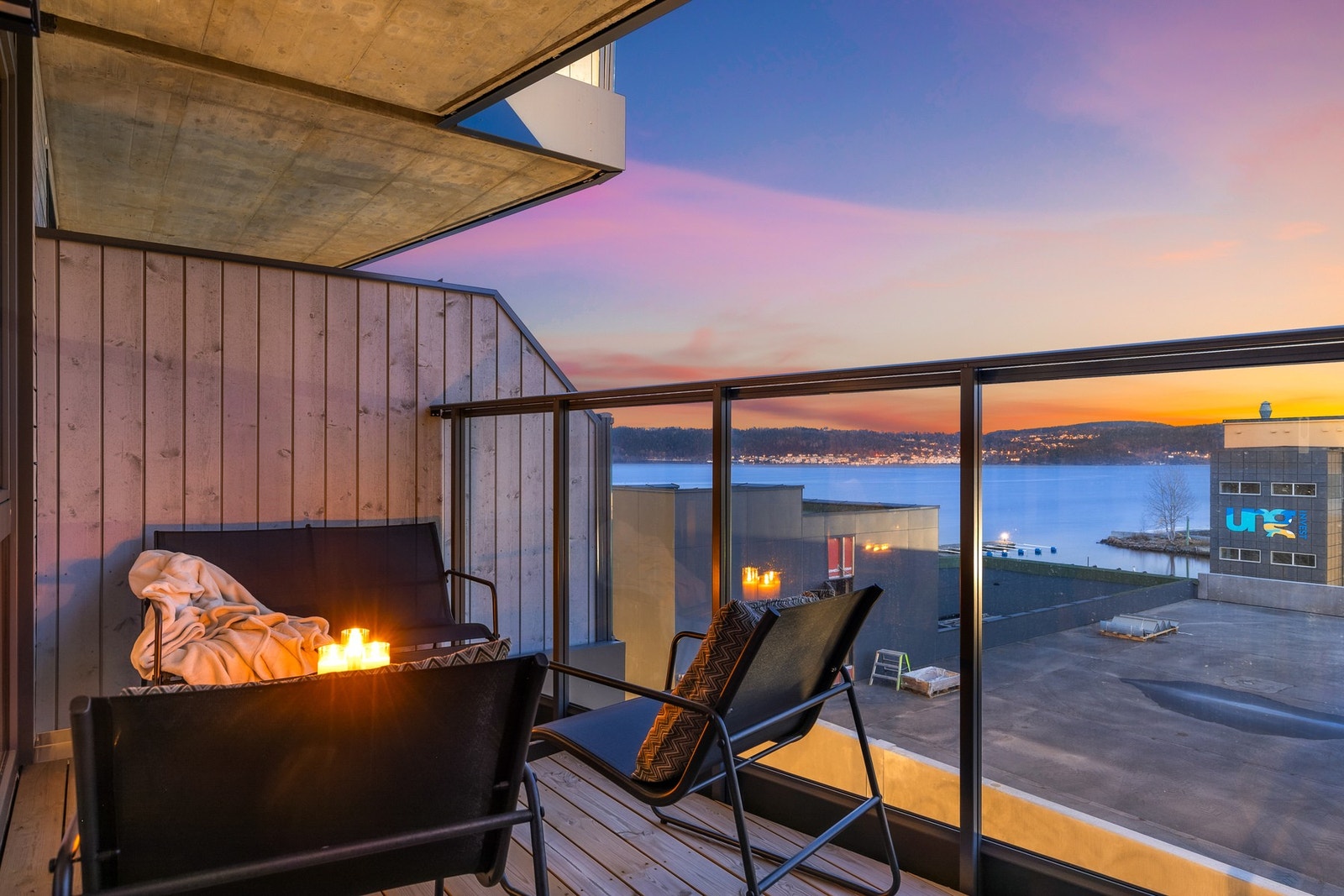 Fra balkongen er det utsikt over fjorden. Tak på andre siden blir trolig installert med grøntareal og noe parkering. Galleribilde