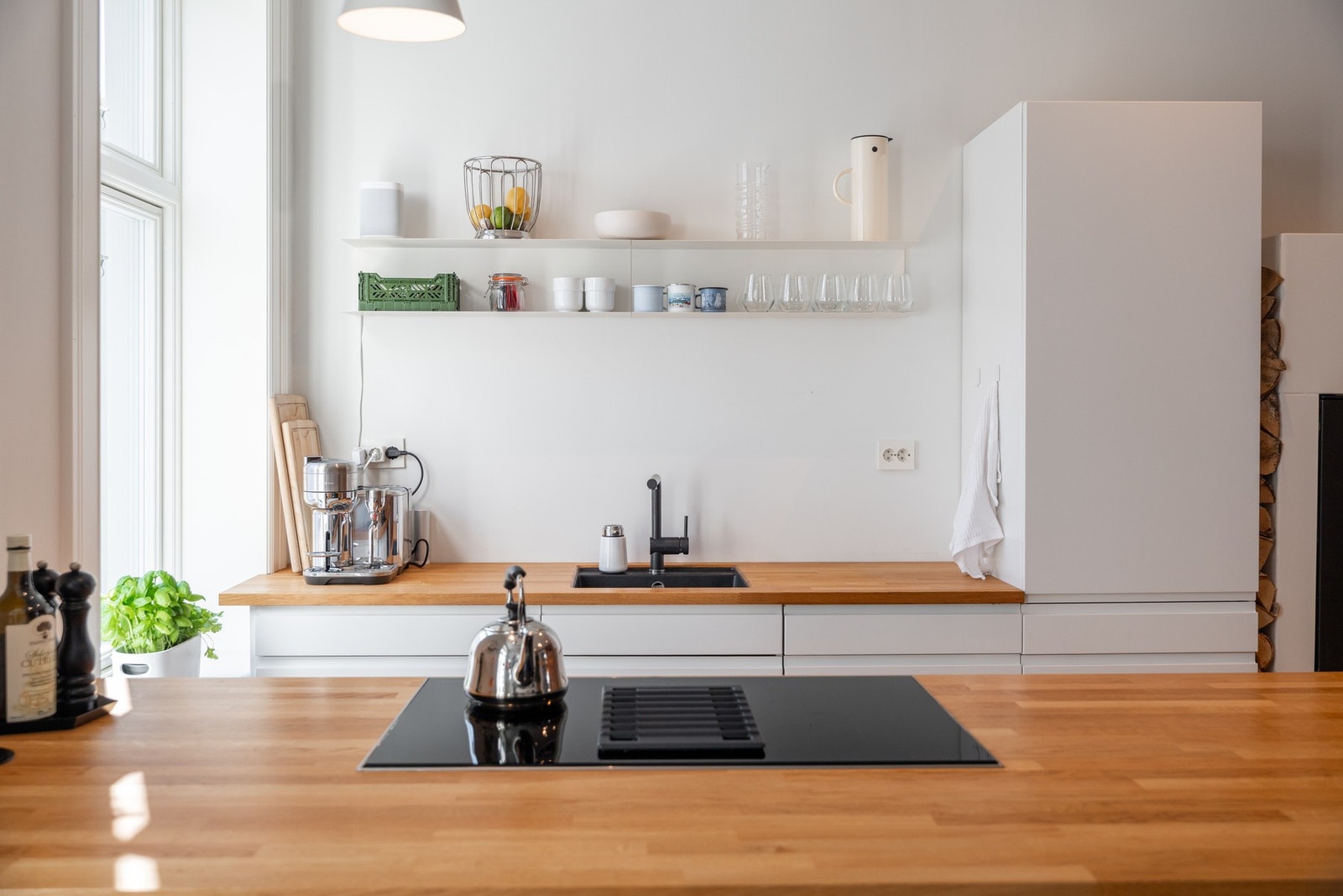 Det er benkeplater i heltre. Galleribilde